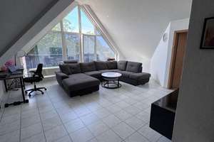 Helle 2-Zimmer-Dachgeschosswohnung mit Balkon und Aufzug. Nähe Musiktheater!