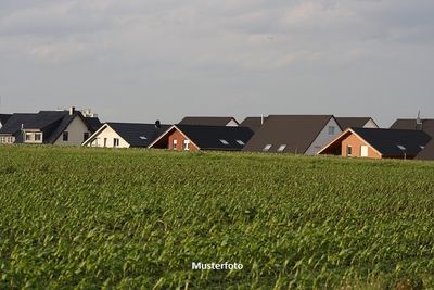 2 Einfamilienhäuser am Feldrand