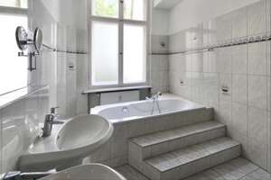 REPRÄSENTATIVER ALTBAU - HOHE DECKEN, STUCK, FISCHGRÄTPARKETT & BALKON - KU'DAMM-KIEZ – Hektorstr. 17 mw, 10711 Halensee, Berlin – Vorschaubild 6