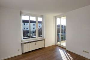 „Frisch renoviertes Juwel in Freimann: 3 Zimmer, Südbalkon & Gäste-WC direkt an der Heide“ – Karl-Richter-Straße 9, 80939 Freimann, München – Vorschaubild 2