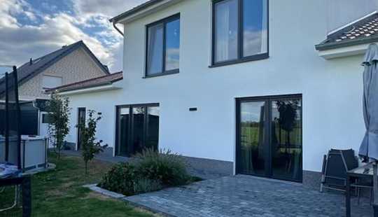 Bild von Großzügiges, saniertes Einfamilienhaus mit Garten und Carports