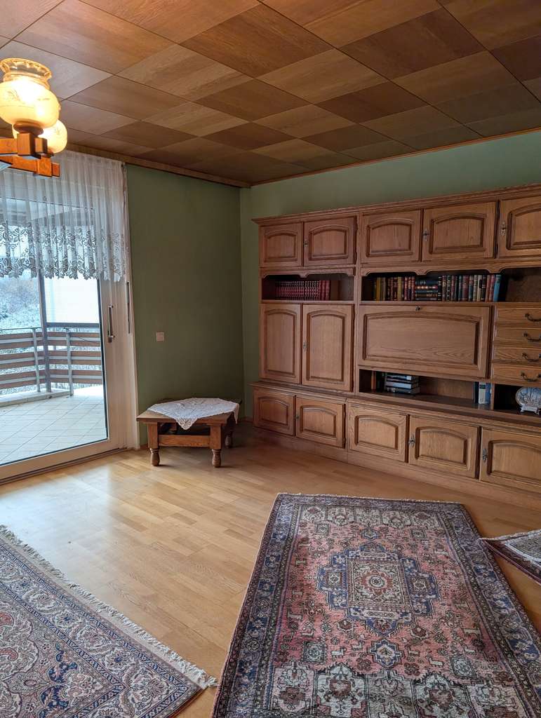 Immobilie in Hahnstätten - Großzügige 6-Zimmer-EG-Wohnung mit Balkon, Gartenzugang & Aar-Blick in ruhiger Sackgasse am Waldrand - Bild 2