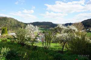 Zweifamilienhaus mit Garten, toller Aussicht und vielseitigen Nutzungsmöglichkeiten in Epfendorf – Die vollständige Adresse der Immobilie erhältst du vom Anbieter., 78736 Epfendorf – Vorschaubild 2
