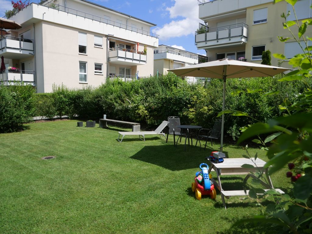 Traumhafte 3,5 Zimmer Wohnung mit Terrasse und großem Garten