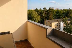 Hochwertig modernisierte 3-Zimmer-Wohnung mit Westbalkon und Weitblick - maklerfrei – Die vollständige Adresse der Immobilie erhältst du vom Anbieter., 12351 Gropiusstadt, Berlin – Vorschaubild 2