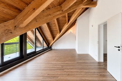 AIGNER - Dachgeschosswohnung mit Süd-Balkon in zentraler Lage von Krailling