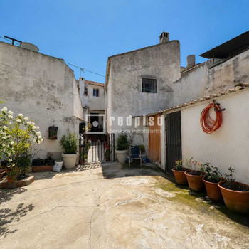 HAUS ZU VERKAUFEN, ZWEI STOCKWERKE MIT GROSSEM HOF UND POTENZIAL FÜR 2 WOHNUNGEN IN COLMENAR, MÁLAGA