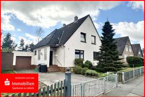 Einfamilienhaus mit vermieteter Einliegerwohnung  – Die vollständige Adresse der Immobilie erhältst du vom Anbieter., 23617 Stockelsdorf – Vorschaubild 1