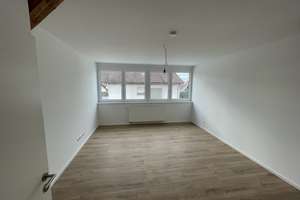 Moderne 3-Zimmer-Dachgeschosswohnung (ca. 120 m²) mit Balkon, Garage & großem Garten in Rettigheim – Gotthard-Schuler-Str. 19, 69242 Mühlhausen – Vorschaubild 9