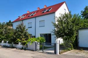 Lebendiger Alltag in Lochhausen: Modernes, durchdachtes Reiheneckhaus