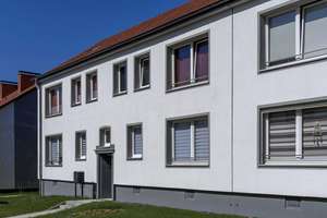 Nette 2,5 Zimmer Wohnung mit neuem Duschbad und Balkon