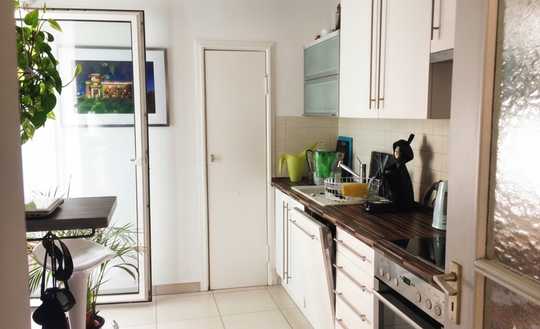 Hochoben über der Stadt. 
5. Stock mit Fahrstuhl und zwei Balkonen.