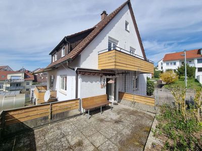 Freistehendes, renovierungsbedürftiges Haus mit 2 Garagen