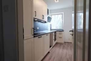 Sanierte & teil-modernisierte 2,5 Zimmer mit hochwertiger Einbauküche, Tresor zzgl. Garage