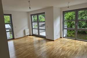Helle, geräumige 2-Zimmer-Wohnung mit 2 Balkonen in grüner Oase -Trudering