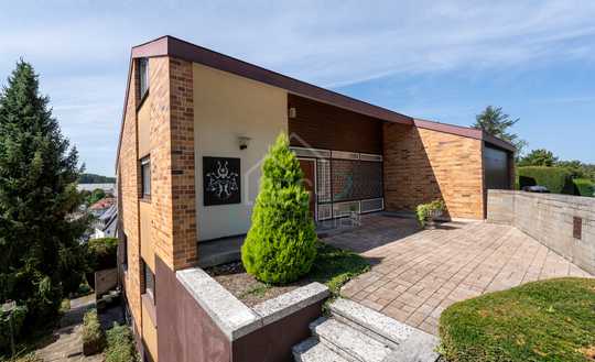 Elegantes Einfamilienhaus mit Indoor-Pool und sonniger Terrasse