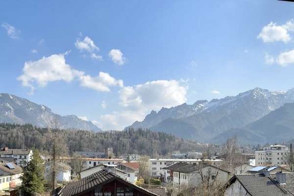 PANORAMA-JUWEL: Modernisierte 3-Zi.-Whg. mit Logenplatz-Bergblick.