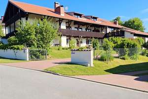 Vielseitiges Wohn- und Geschäftshaus mit Potenzial – Ideal für kreative Lebens- und Arbeitskonzepte – Die vollständige Adresse der Immobilie erhältst du vom Anbieter., 94261 Kirchdorf im Wald – Vorschaubild 1