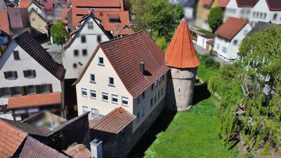 Historisches Wohnen mit Seltenheitswert – Denkmalhaus mit Turm und Stadtmauer in der Kernstadt