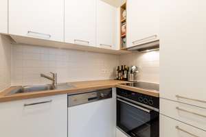 Stilvoll möblierte und helle 2-Zimmer-Wohnung mit Balkon und TG-Stellplatz in Bestlage – Schleißheimer Straße 162a, 80797 Neuschwabing, München – Vorschaubild 6