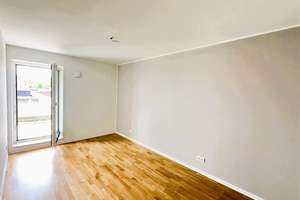 Wohnen über den Dächern Winterhudes: Stilvolle 2-Zimmer-Wohnung mit Weitblick – verfügbar ab 01.09.2 – Feldahornweg 16, 22303 Winterhude, Hamburg – Vorschaubild 2