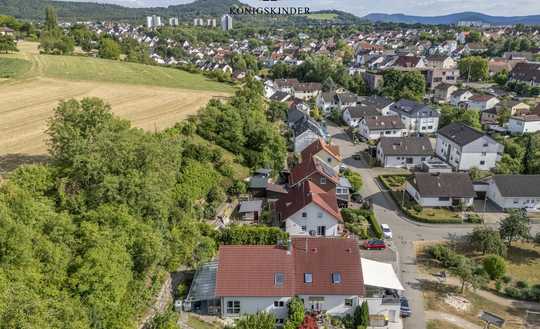 Idyllische Doppelhaushälfte mit Einliegerwohnung und eigenem Waldstück in RT-Sondelfingen