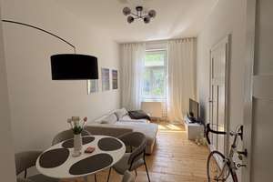 Schöne 2-Zimmer-Altbauwohnung mit Balkon & neuer Küche in zentraler Lage – 60326 Gallus, Frankfurt am Main – Vorschaubild 1