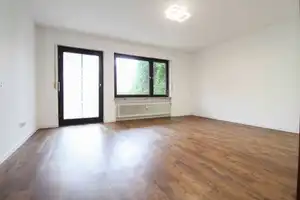 Richtig zuhause: Gepflegte Souterrainwohnung mit Terrasse zur flexiblen Nutzung – Stuttgart – Vorschaubild 1