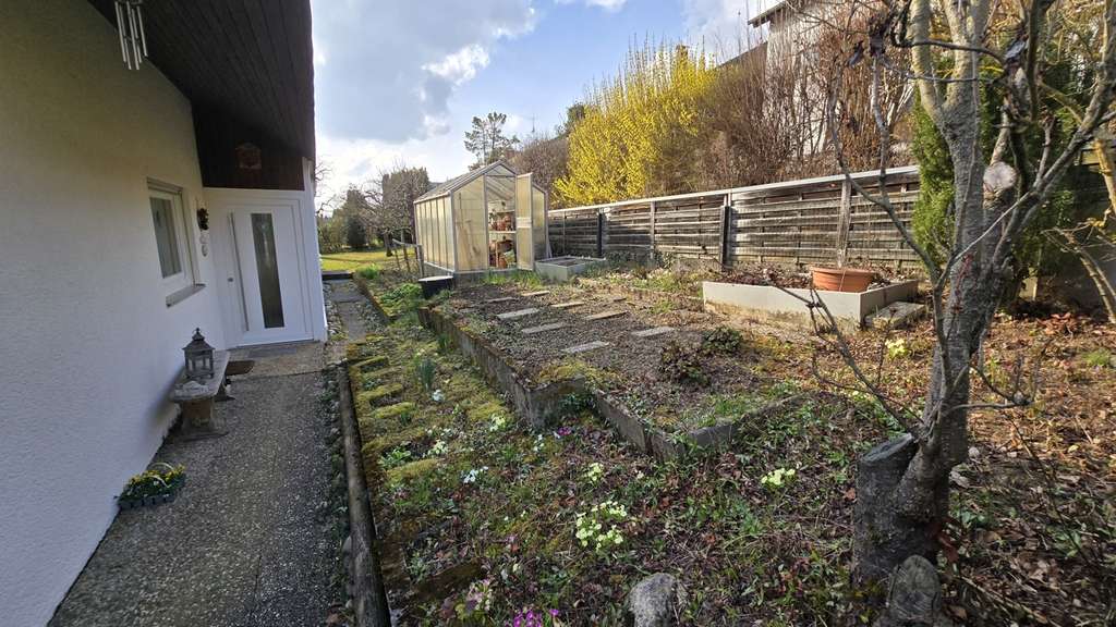 Immobilie in Heimsheim - Großes Einfamilienhaus mit Einliegerwohnung, Wintergarten, Garten u. 3 Garagen sucht neue Eigentümer - Bild 4