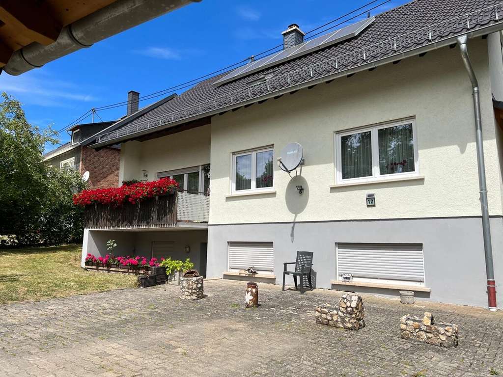 Immobilie in Niederweiler - Attraktives Zweifamilienhaus mit großem Potenzial und schönem Grundstück - Bild 1