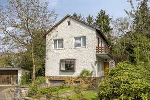 Familienzeit im sonnigen Einfamilienhaus mit großem Balkon und Garten