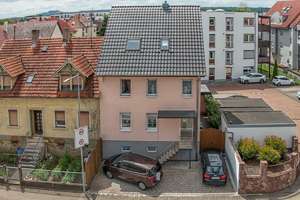 Zentrale Lage trifft sanierten Zustand - interessante Doppelhaushälfte mit einer top Anbindung! – Die vollständige Adresse der Immobilie erhältst du vom Anbieter., 74889 Sinsheim – Vorschaubild 1