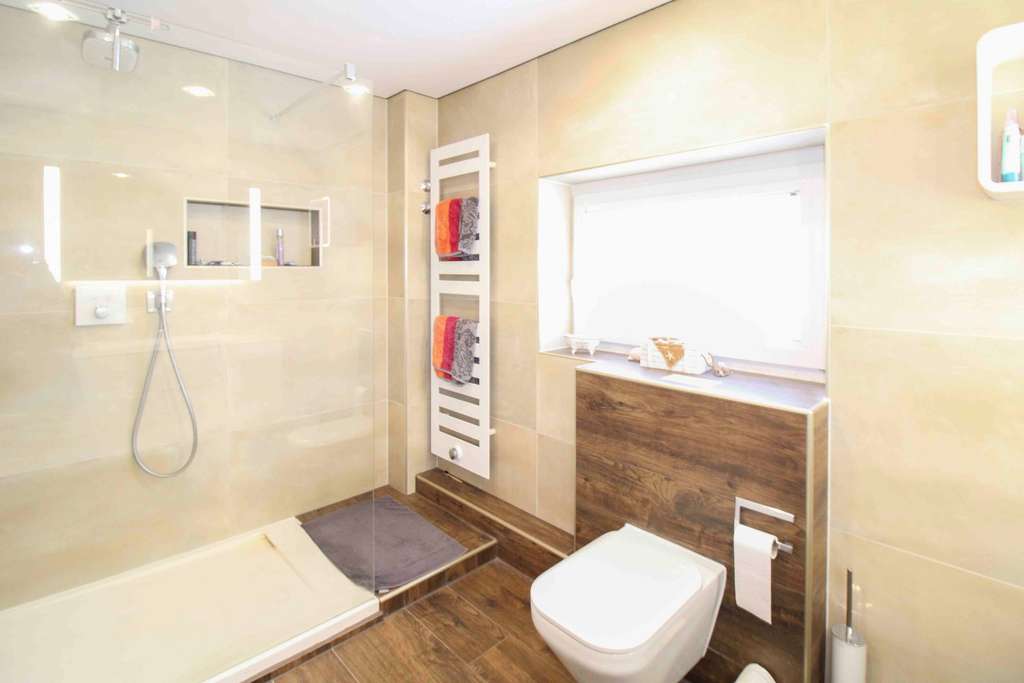 Immobilie in Vechelde - Stilvoll modernisiertes Reihenendhaus mit Terrasse, Kamin & Garage in Groß Gleidingen
 - Bild 0