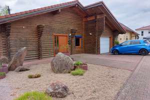 Großzügiges Holzstammhaus auf einer Ebene in Fischbach bei Dahn in ruhiger Lage – Die vollständige Adresse der Immobilie erhältst du vom Anbieter., 66996 Fischbach bei Dahn – Vorschaubild 1