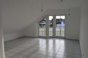 Attraktive, frisch sanierte 2-Zimmer-Dachgeschosswohnung mit Balkon, Garage und Einbauküche – Seligenstäder Str. 21, 63322 Rödermark – Vorschaubild 2
