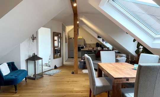 Geschmackvoll renovierte 2-Zimmer-Dachgeschoss-Wohnung in ruhiger Lage von MA-Neckarau!