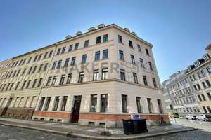 Leerstehende 2-Raum-Wohnung mit Parkett und Balkon zu verkaufen!