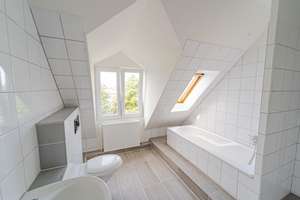 Altbautraum mit 110m² im DG, frisch renoviert, 4-Zimmer, mit neuer EBK und Gartennutzung – Schwartauer Allee 121, 23554 Sankt Lorenz Nord, Lübeck – Vorschaubild 1