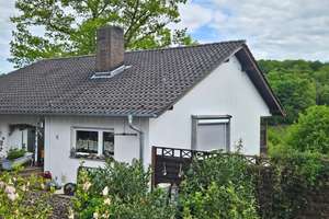 Vermietetes Einfamilienhaus mit Balkon, Terrasse und großem Garten – Die vollständige Adresse der Immobilie erhältst du vom Anbieter., 36275 Kirchheim – Vorschaubild 2