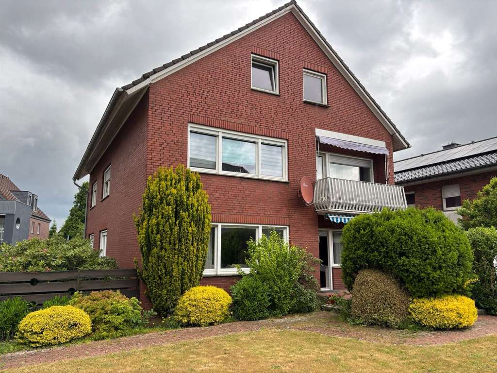 Immobilie in Emsdetten - Freistehendes Zweifamilienhaus mit Garage auf schönem Grundstück in Emsdetten - Bild 0