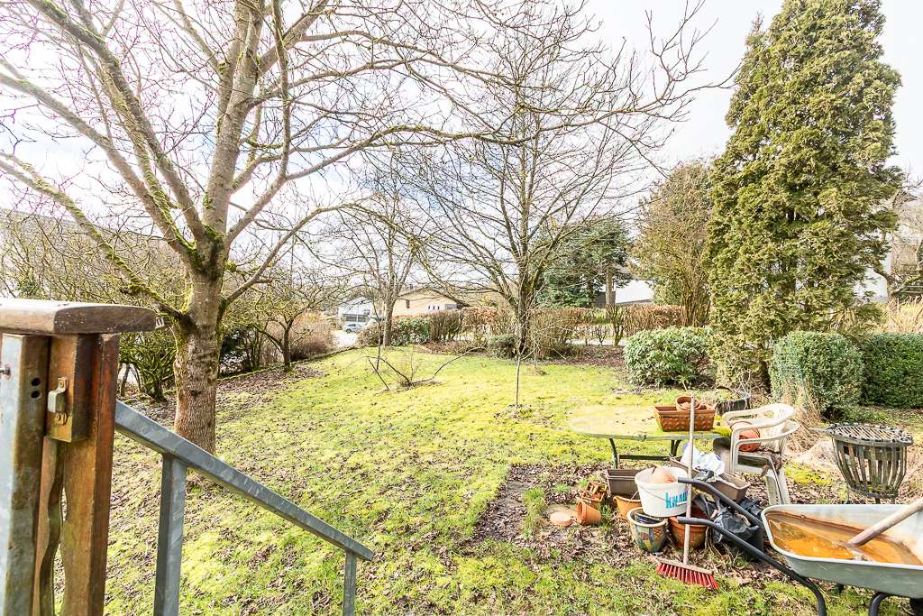 Immobilie in Üdersdorf - Einfamilienhaus mit vermieteter Einliegerwohnung, wunderschönem Garten, großer Terrasse und Garage. - Bild 3