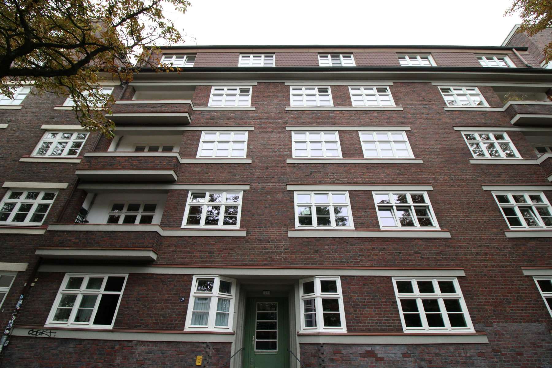 2 Zimmer Wohnung am Lattenkamp – mit Potenzial zur Neugestaltung über den Dächern von Winterhude, Hamburg – Bild 1