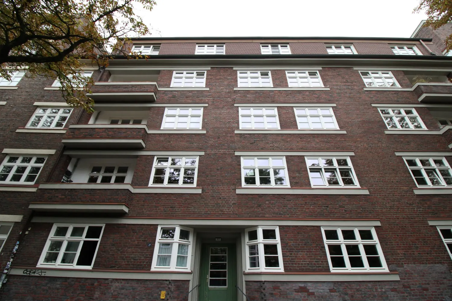 2 Zimmer Wohnung am Lattenkamp – mit Potenzial zur Neugestaltung über den Dächern von Winterhude, Hamburg – Bild 1