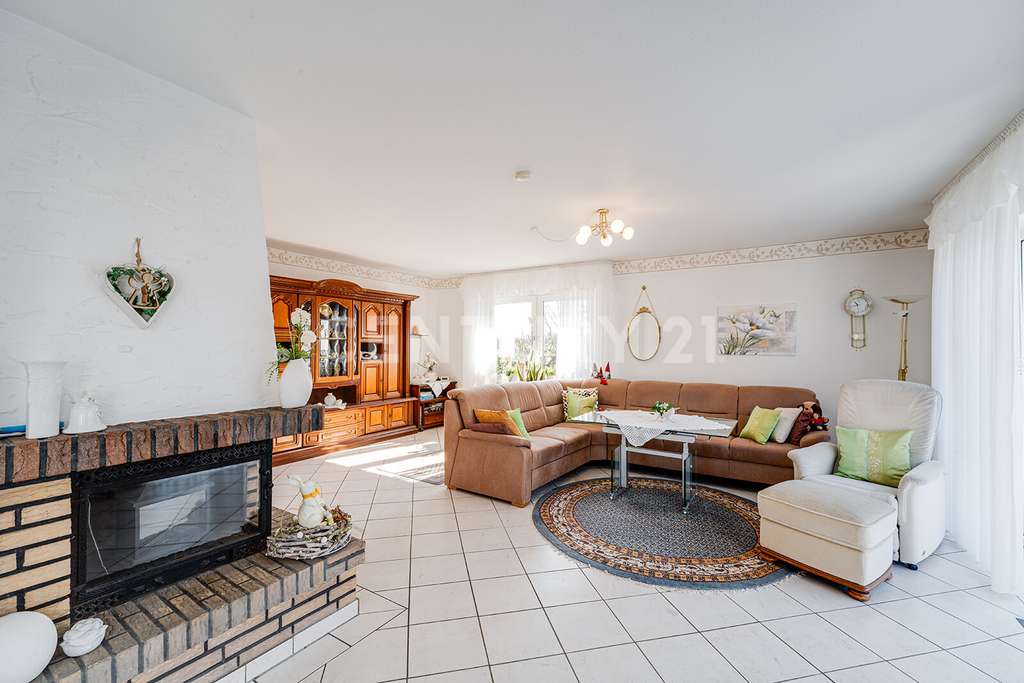 Immobilie in Vollersode - Lichtdurchflutetes Einfamilienhaus in Feldrandlage mit Einliegerwohnung - Bild 2