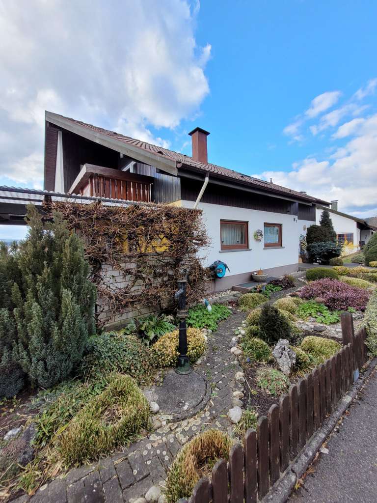 Immobilie in Glatten - Sonnige Lage in Glatten mit Terrasse und Garagen - Bild 1