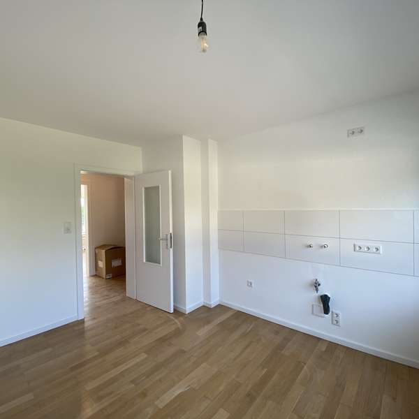 *** frisch renovierte 3-Zimmer-Wohnung - Echtholzparkett - Süd/West Balkon - Naturgarten ***