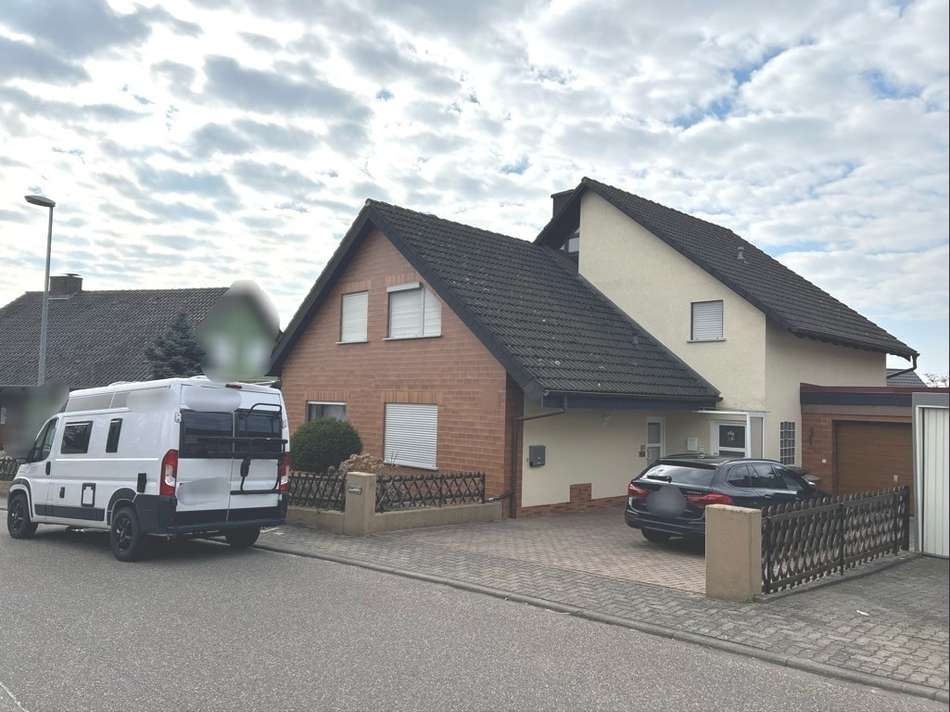 Hausansicht mit Garage