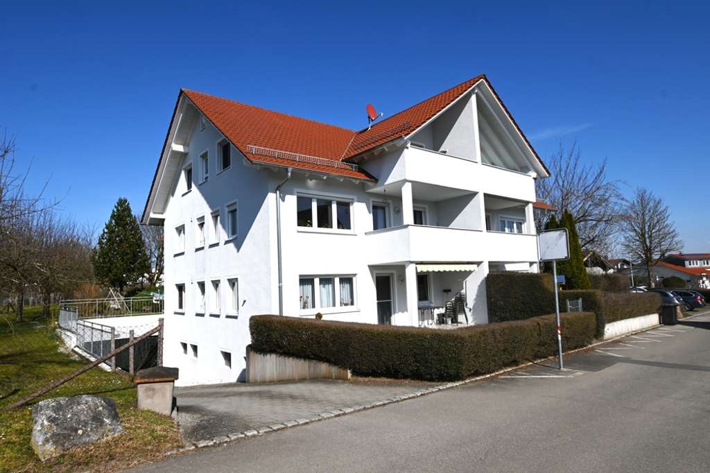 Immobilie in Wolpertswende - Sonnige Drei-Zimmer-Wohnung mit Balkon und zwei Stellplätzen - Bild 1