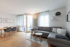Stilvoll möblierte und helle 2-Zimmer-Wohnung mit Balkon und TG-Stellplatz in Bestlage – Schleißheimer Straße 162a, 80797 Neuschwabing, München – Vorschaubild 3