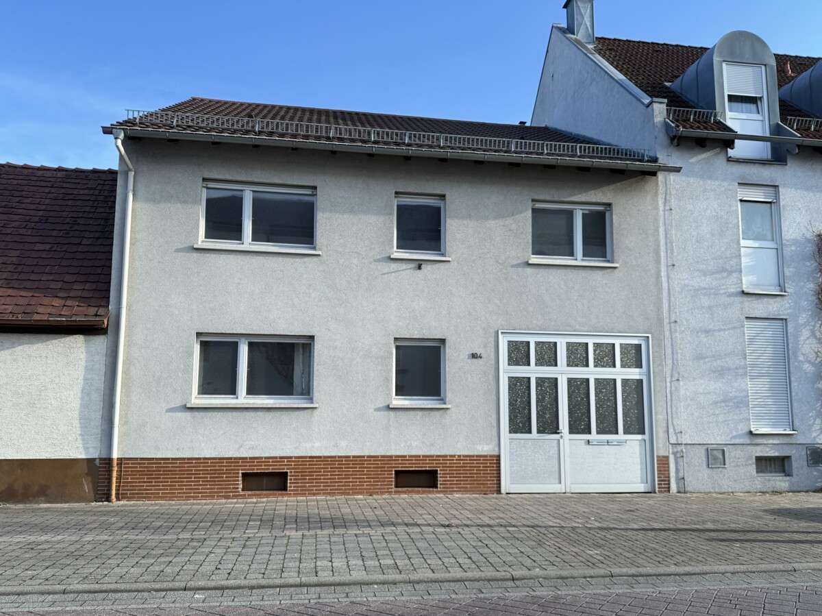 "Willkommen daheim!" Schönes 2-FH mit Garten, Garage, Balkon + Terrasse in zentraler Lage, Karlsruhe Kreis – Bild 1